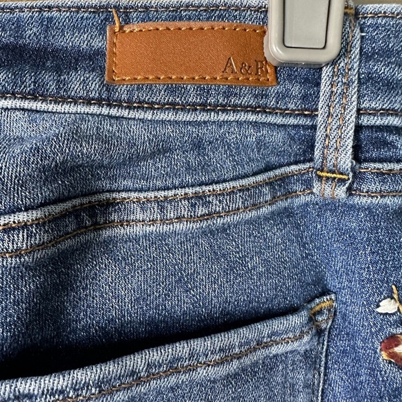 Abercrombie & FITCH distressed size 24 flower jeans skinny ankle length. - Picture 8 of 8